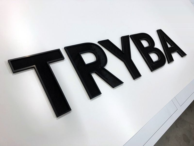 Enseigne lettres noires pour un magasin Tryba
