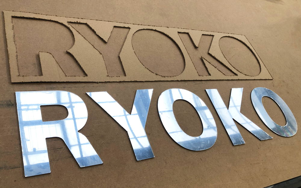 Lettre découpée en Alu Miroir 3 mm pour l'établissement RYOKO