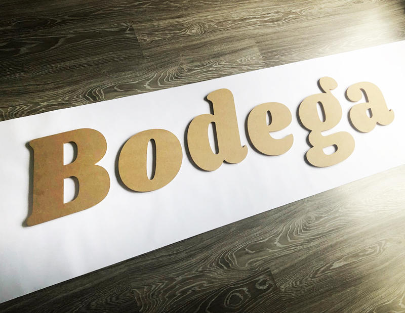 Découpe de lettres en bois pour le mot Bodega
