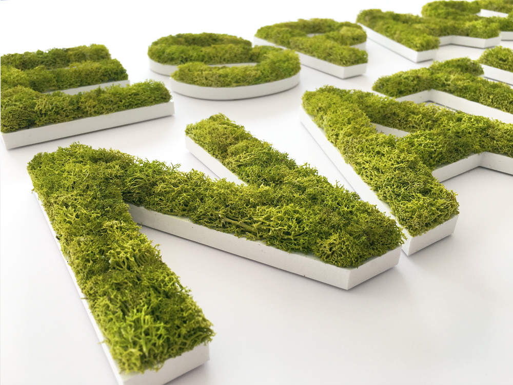 Lettres végétalisées en lichen naturel