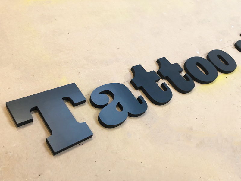 Lettres découpées PVC noir Tatoo Shop